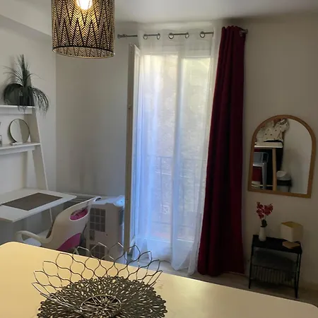 Calme Au Centre-ville Μανόσκ